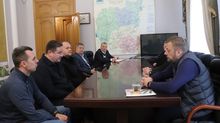 Латвійські партнери передали 27 автомобілів для потреб Чернігівщини. Більшість техніки вже на фронті
