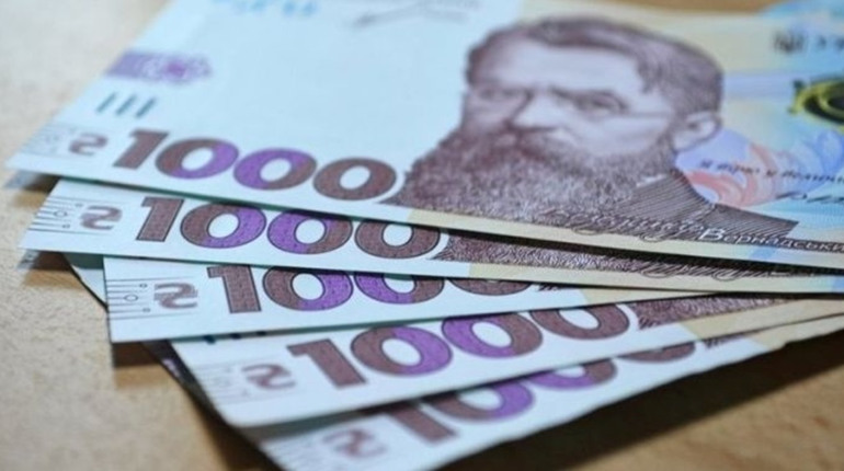 Тисяча гривень від Зеленського: куди надійдуть кошти та на що їх можна витратити