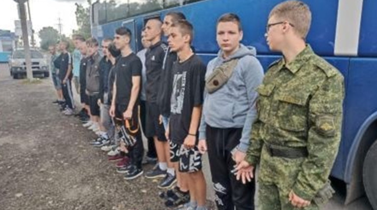На лівобережжі Херсонщини посилили контроль над підлітками: хлопців не випускають з окупації