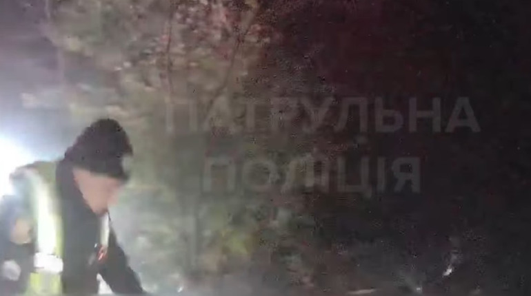 П'яний водій заїхав у річку, втікаючи від патрульних у Лужанах