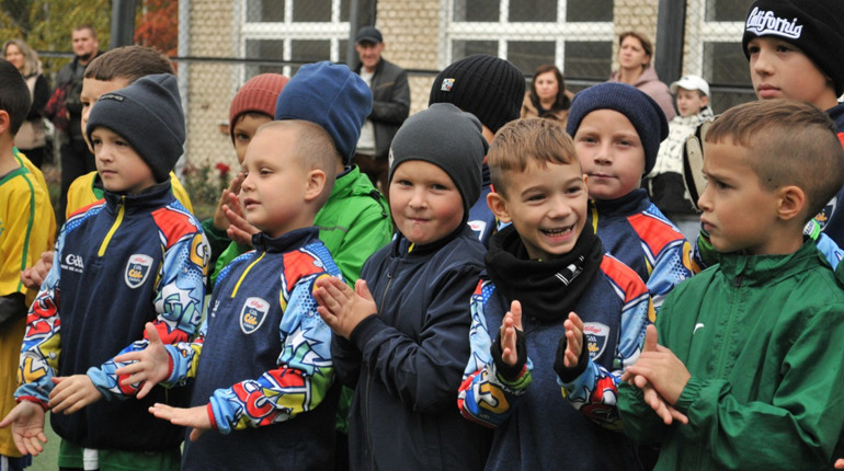 На майданчику найменші та найбільш завзяті! У Первомайську дітлахи грали у футбол