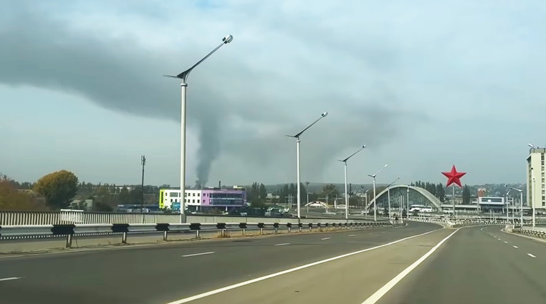 В окупованому Луганську гучно. Пролунали потужні вибухи, над містом піднявся стовп диму