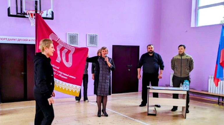 Прапор вам в руки! Школярам окупованого Лисичанська "шефи" з Татарстану вручили "важливий символ"
