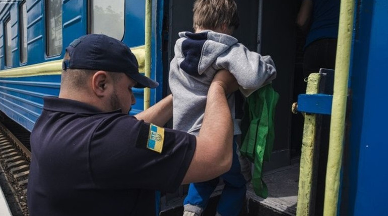 З небезпечних районів Донеччини триває евакуація дітей: у Покровську залишається ще 56 неповнолітніх
