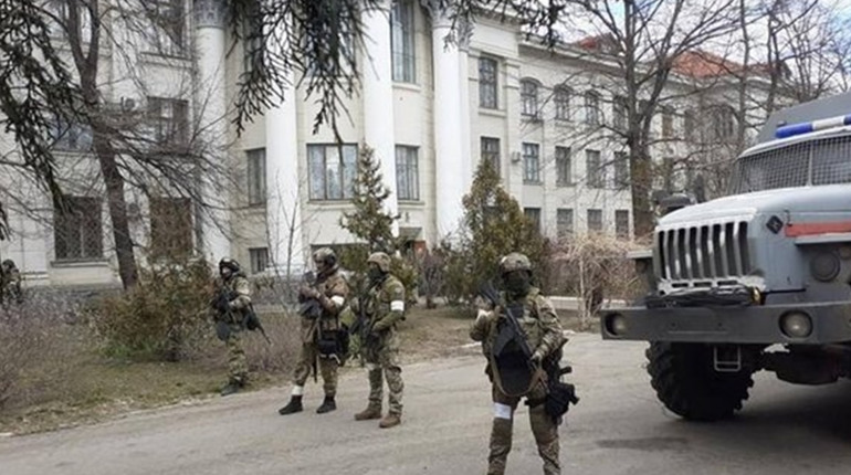 Окупанти посилили обшуки у Скадовську. Жителів просять уникати блокпостів та патрулів