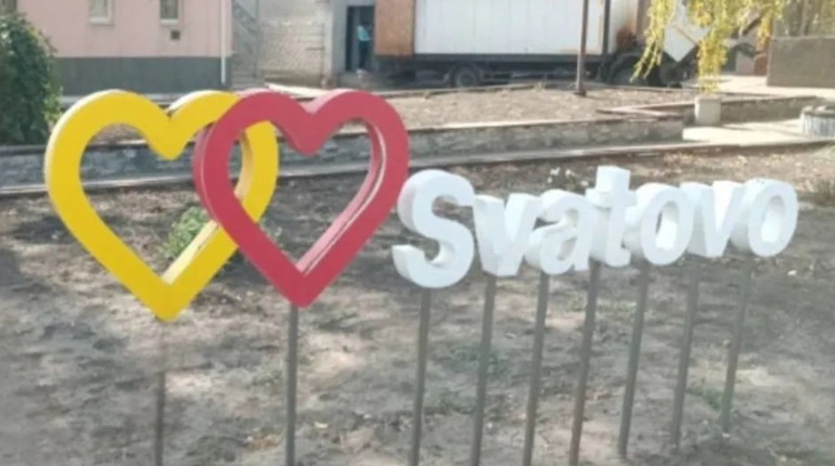 Постійні обстріли та високі ціни. Окупанти показали як живуть у Старобільську і Сватовому