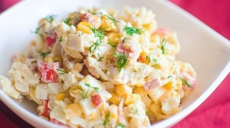 Рецепти з крабовими паличками: кращі ідеї для закусок та салатів