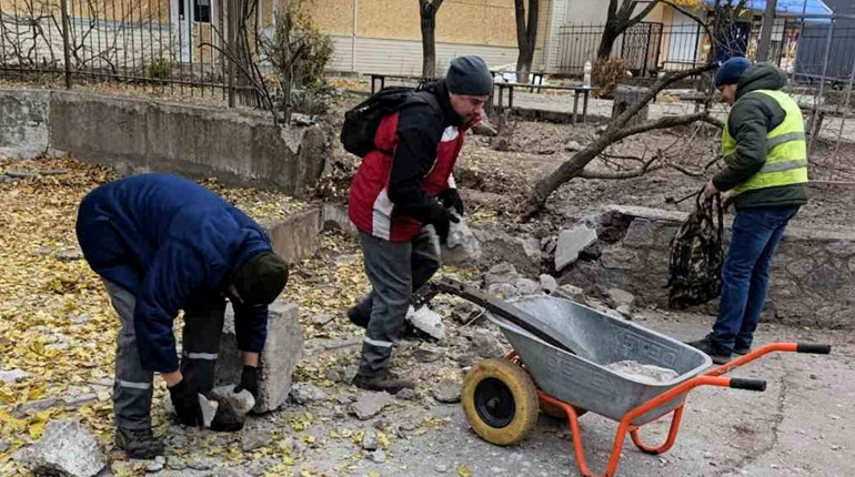Комунальні служби Нікополя продовжують працювати, підтримуючи місто в належному стані