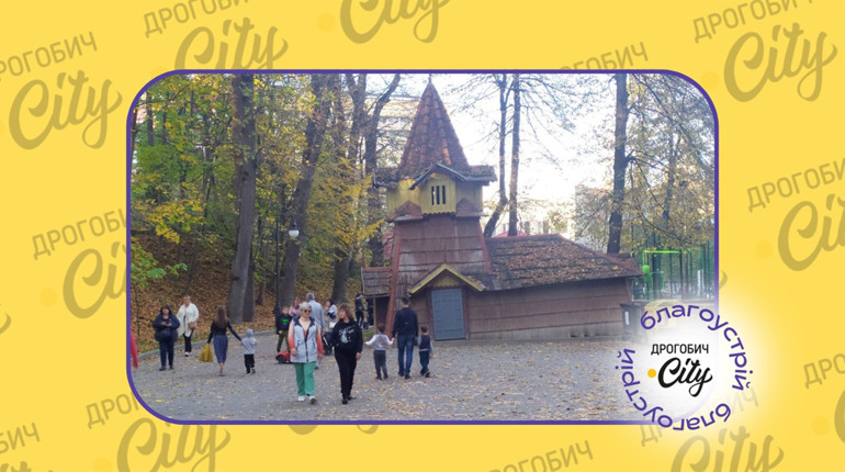 У Трускавці облаштували інклюзивний майданчик: він доступний навіть для дітей на кріслах колісних