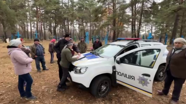 У Лютеньці бездоглядні свині перерили кладовище. Люди вимагають покарати власника тварин