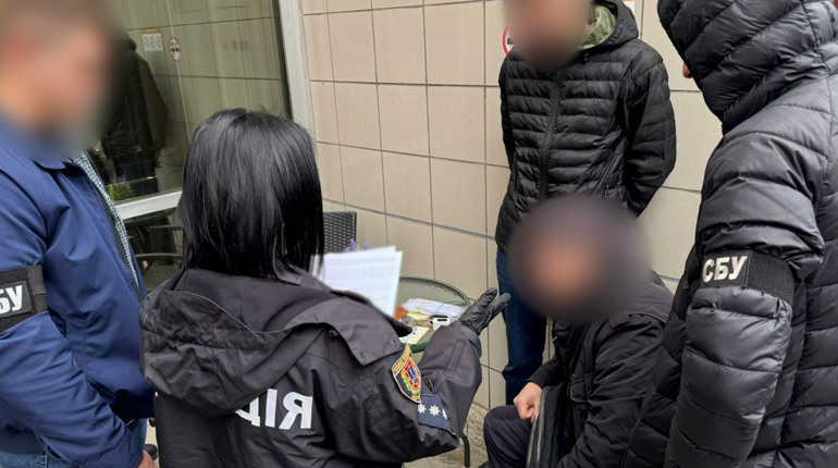 У Південному затримали посадовця-антикорупціонера за вимагання 17 тисяч доларів хабаря