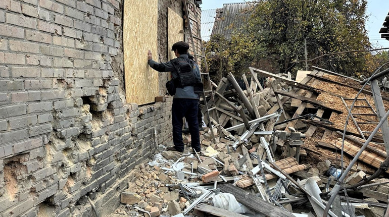 Нікополь знову зазнав ворожих атак: комунальники оперативно допомагають мешканцям