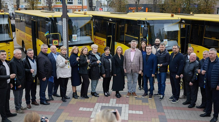 16 нових шкільних автобусів передали громадам Житомирщини