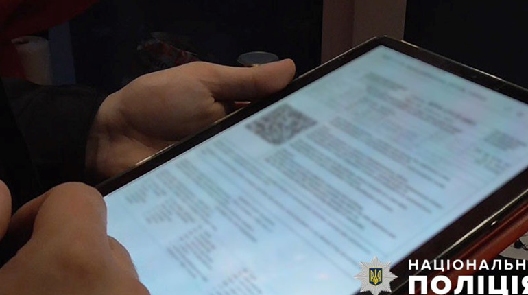 Продавали квитки в Європу за потрійною ціною: поліція провела обшуки у перекупів