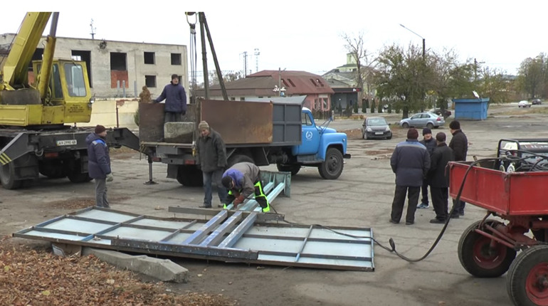 Незаконна реклама. З вулиць Лозової приберуть шість білбордів, за які не сплачували з 2018 року