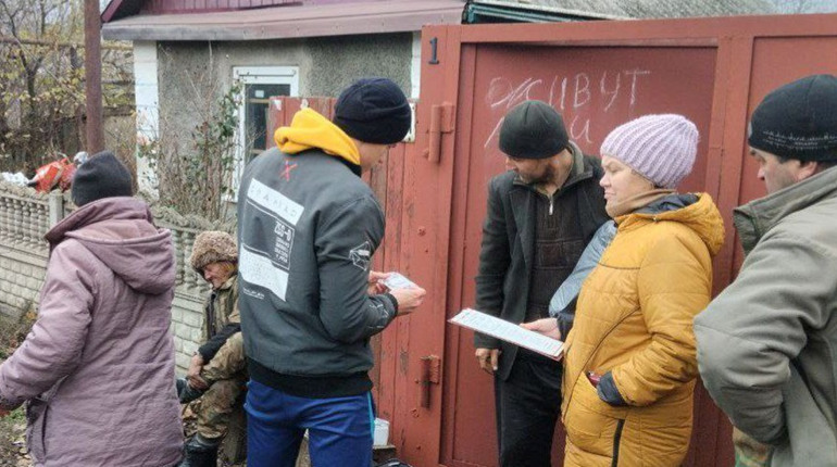 Аби побачили "покращення". У Попасну російські волонтери привезли окуляри і гуманітарку