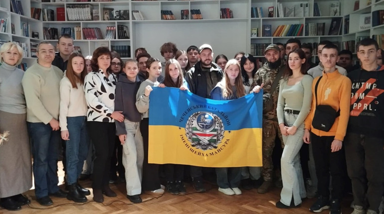 1000 днів незламності: молодь Старокостянтинова зутрілася із захисниками