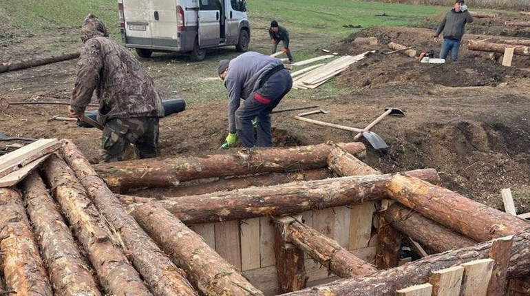 Освітяни із Закарпаття побудували у Покровському районі укріплення для військових