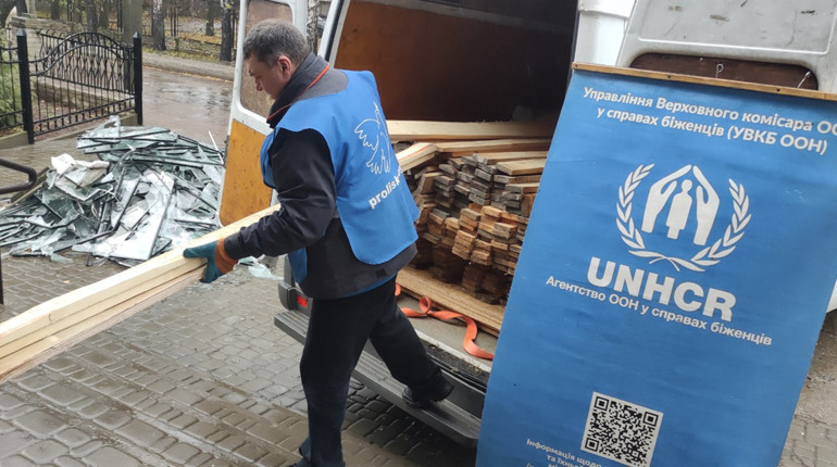 Волонтери привезли в Глухів матеріали для ремонту закладів, пошкоджених унаслідок удару «шахедами»