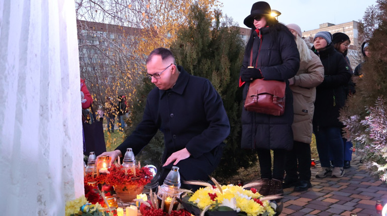 У Південноукраїнську запалили свічки в День пам'яті жертв Голодоморів. Фоторепортаж