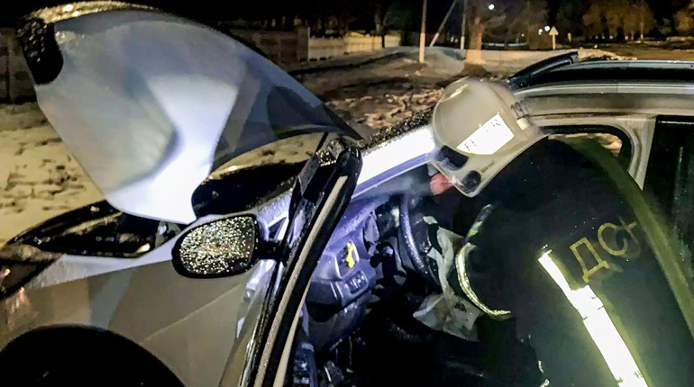 У селі Горохове горів автомобіль: зайнялося під капотом