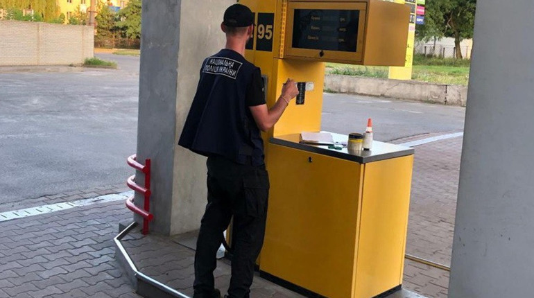 На Сумщині викрили ділків, які мішали сурогат бензину та продавали його на заправках області