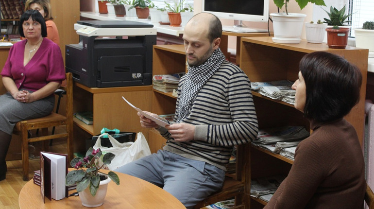 У Гадячі презентували збірку сатиричних віршів Артема Нестеренка