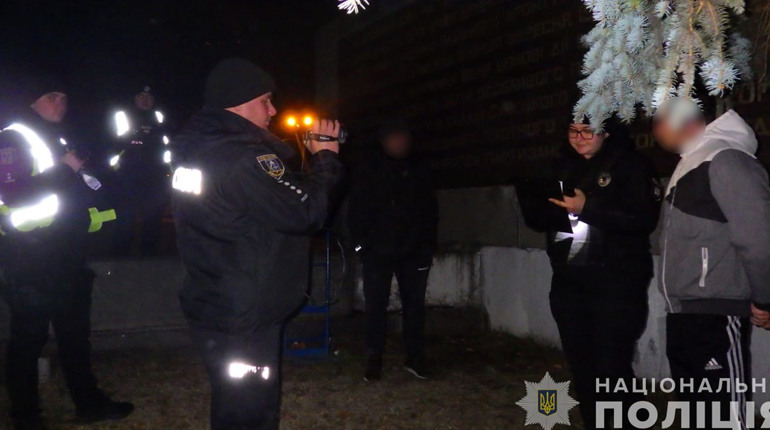 На Сумщині спіймали чоловіка, який намагався викрасти памʼятник ветерана