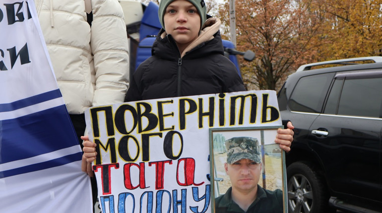 «Не мовчи! Полон вбиває!»: у Південноукраїнську рідні полонених зібралися на щотижневу акцію