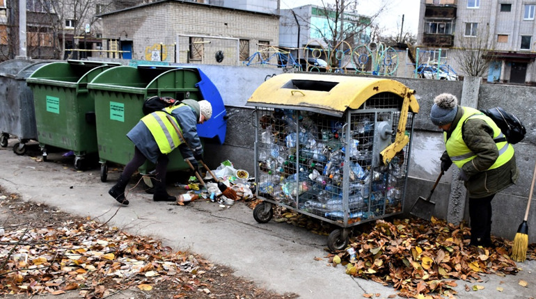 Комунальники Нікополя підтримують місто в чистоті
