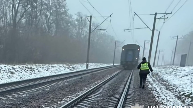 Переходив колії у невстановленому місці: на Фастівщині потяг смертельно травмував чоловіка
