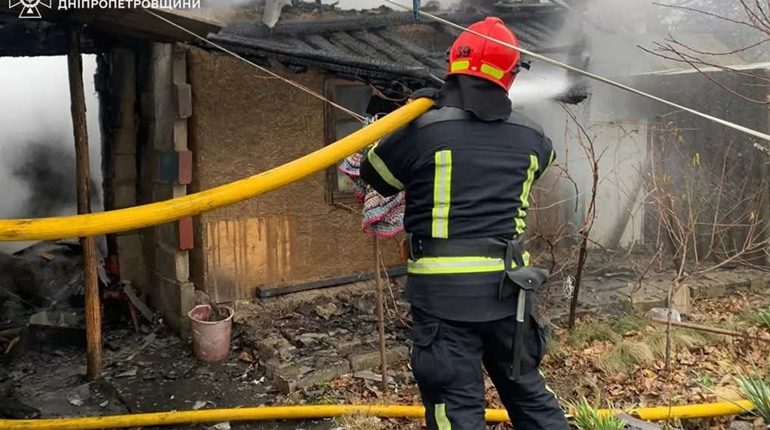 У Жовтих Водах рятувальники ліквідували пожежу в літній кухні