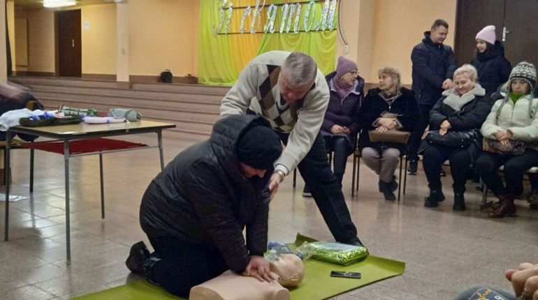 Надавати першу домедичну допомогу навчали всіх охочих в МЦ “Червона Калина”