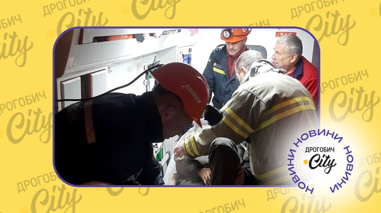 Рятувальники витягнули з підземної вирубки стебницького підприємства чоловіка з травмою ноги