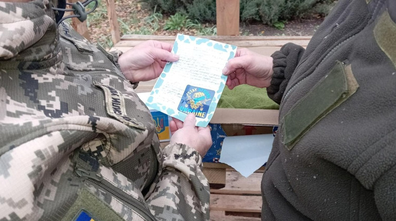 У первомайській п’ятій гімназії зібрали подарунки для бійців ЗСУ та для херсонських дітей