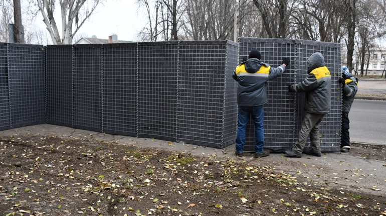 У Нікополі встановлюють габіони для захисту мешканців під час обстрілів