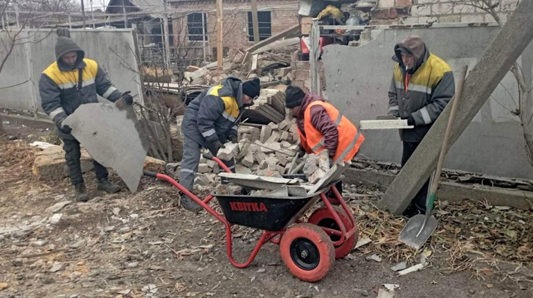 Комунальники Нікополя продовжують підтримувати місто попри ворожі атаки