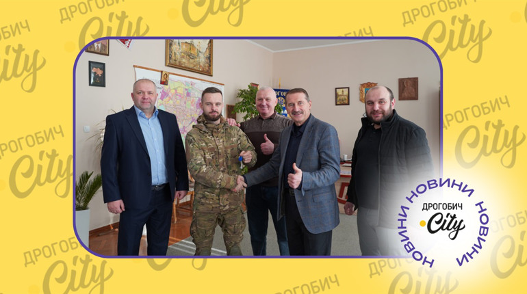Військовому вручили ключі від квартири у Дрогобичі: кому саме і хто ще може отримати житло у місті