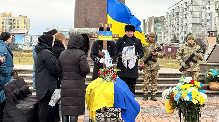 "Він загинув зі зброєю в руках": вдруге за тиждень Південне проводжає в останню путь свого захисника