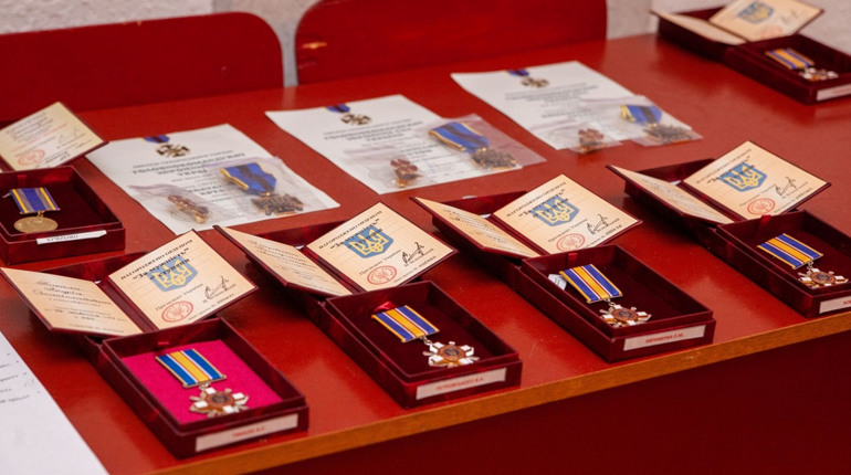 У Нікопольському районі вшанували пам'ять загиблих Героїв: родинам полеглих вручили державні нагород