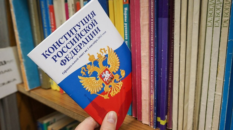 Окупанти змушують школярів проходити тести на знання Конституції РФ