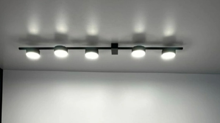 Вуличні люстри: освітлення для терас і балконів