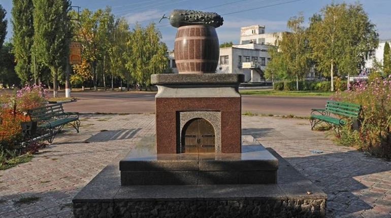 19 років тому у Ніжині відкрито перший пам’ятник овочу на території України