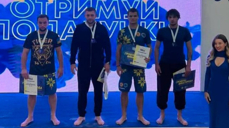 Борці з Південного здобули призові місця на Кубку України з пляжної боротьби