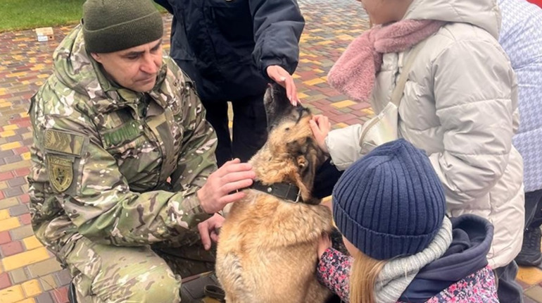 У П’ятихатках поліцейські та їхні родини відвідали сеанс терапії з собаками