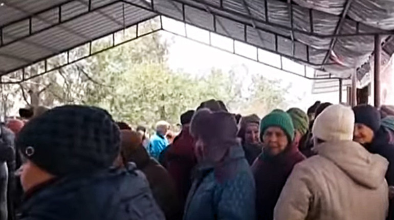 Юшка від Путіна. Пенсіонери окупованого Сіверськодонецька шикуються за гарячим супом у пакеті