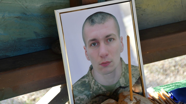Нікополь попрощався з хоробрим захисником Віталієм Каражовим