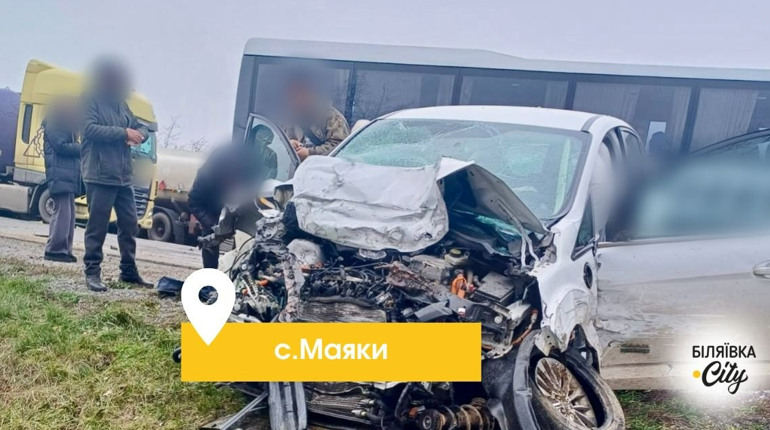 Пішов на обгін: біля села Маяки сталася аварія за участі двох автівок та рейсового автобуса
