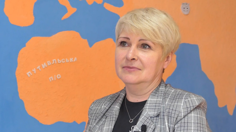 Допомогти кожному і кожній: як працює єдина перекладачка жестової мови в Шосткинському районі