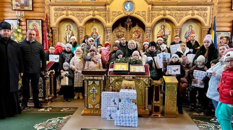 У Нікополі діти з інвалідністю отримали різдвяні подарунки